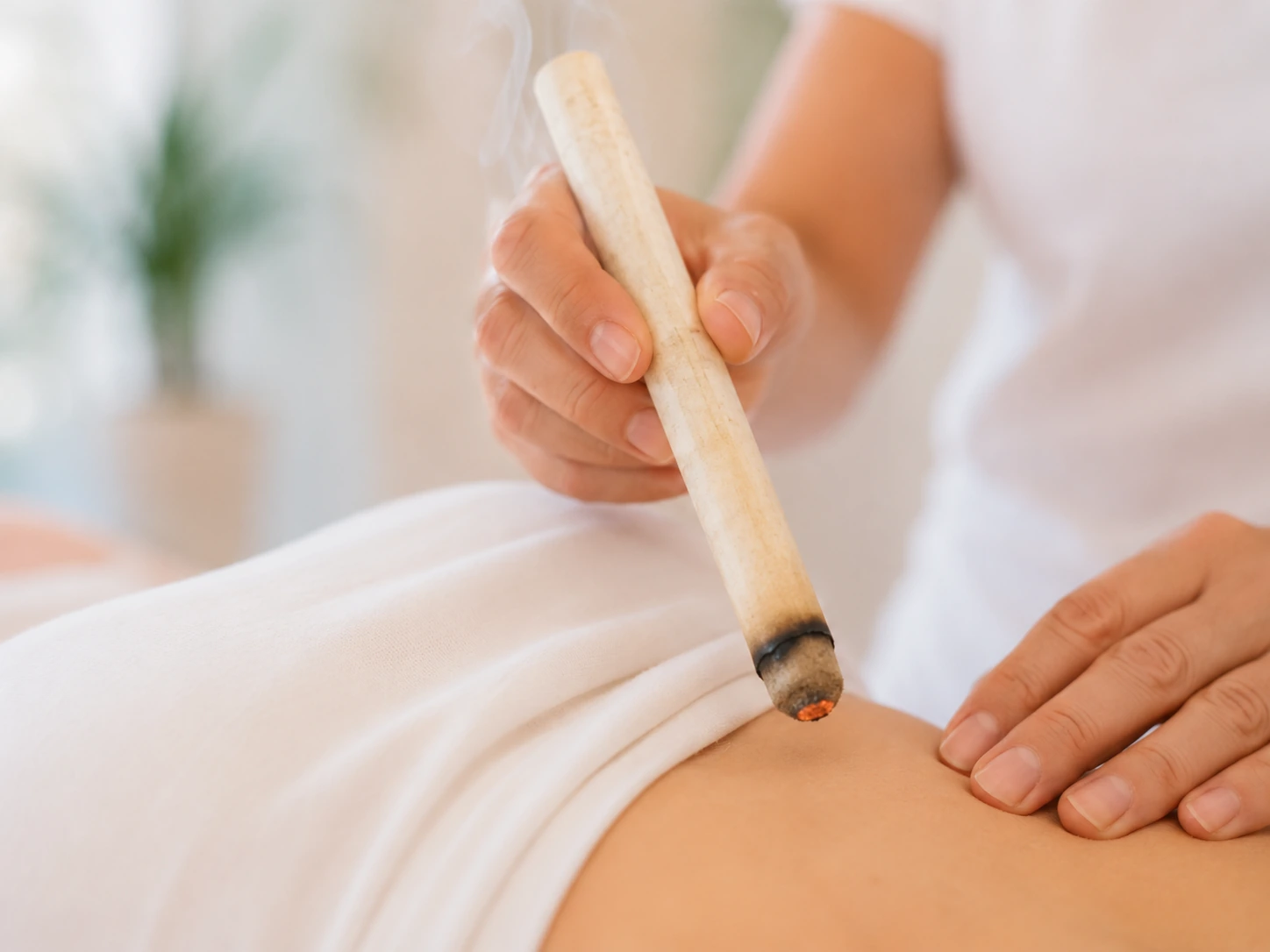 Glimmender Beifuss während einer Moxibustion im Akupunktur Zentrum Schwyz